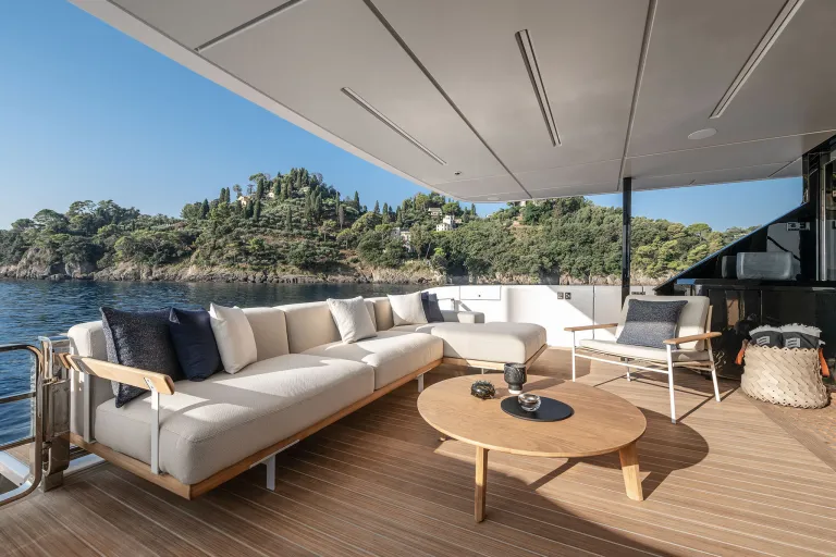 FERRETTI YACHTS INFYNITO 80