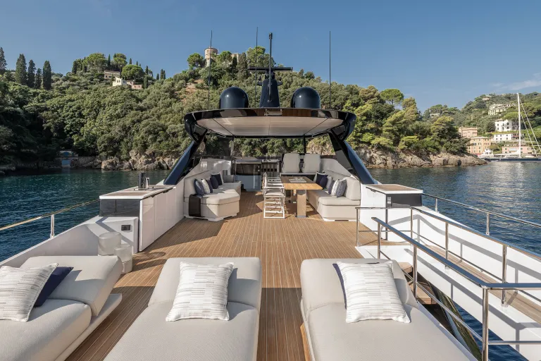 FERRETTI YACHTS INFYNITO 80