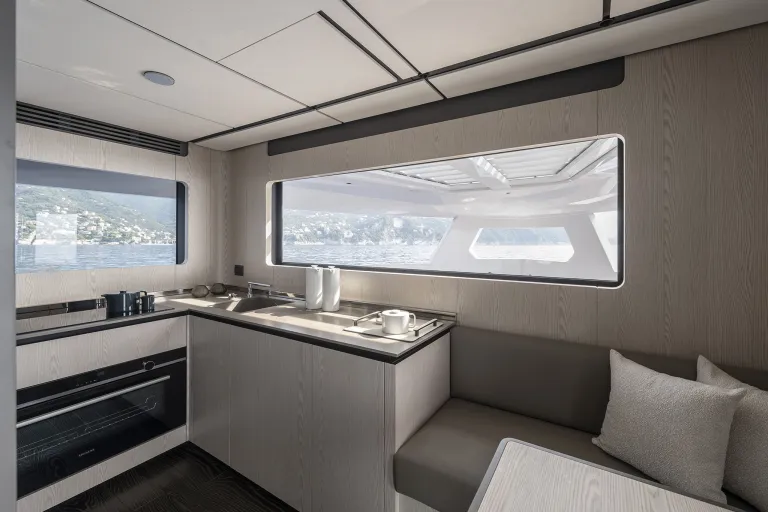 FERRETTI YACHTS INFYNITO 80