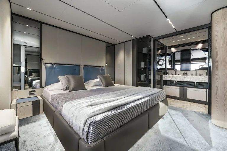 FERRETTI YACHTS INFYNITO 80