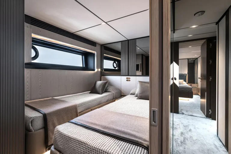 FERRETTI YACHTS INFYNITO 80