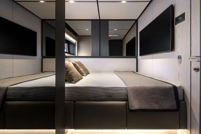 FERRETTI YACHTS INFYNITO 80