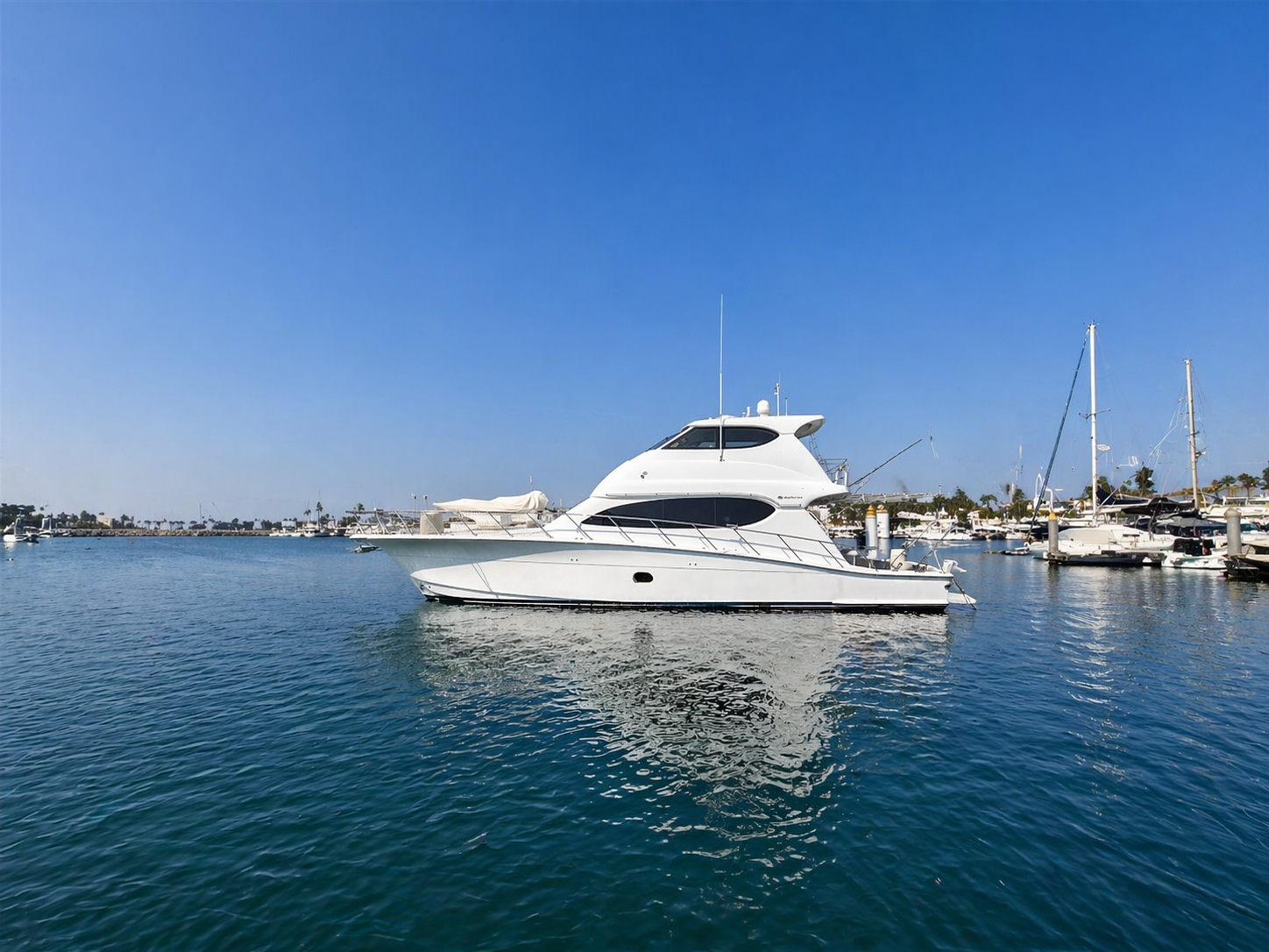 Hatteras 68 Enclosed Flybridge